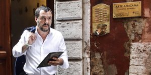 Matteo Salvini trägt sein Jacket über der Schulter