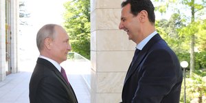 Putin und Assad stehe sich gegenüber und lächeln