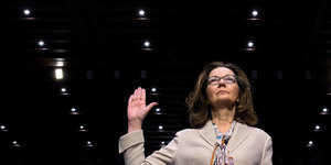 Die CIA-Chefin Gina Haspel hebt die Hand und schwört vorm US-Senat