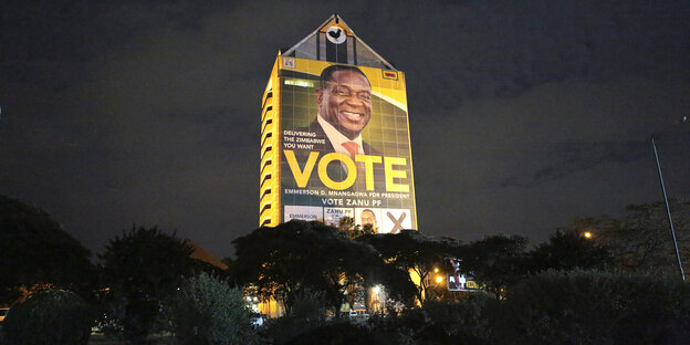 Ein Wahlkampf-Banner des amtierenden Regierungschefs Mnangagwa hängt an einem Haus