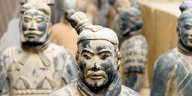 Eine Gruppe von Terrakotta-Statuen, die chinesische Krieger darstellen.