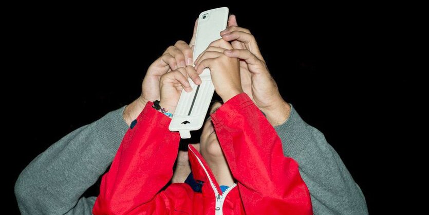 Zwei Menschen fotografieren im Dunkeln