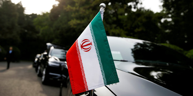 Eine iranische Flagge hängt an einem Auto