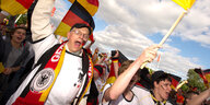 Fußballfans mit Deutschlandflaggen
