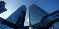 Zwei Türme der Deutschen Bank-Zentrale ragen in den blauen Himmel
