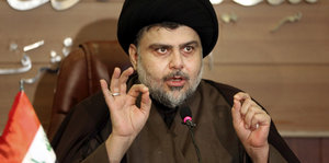 Ein Mann, Muktada al-Sadr