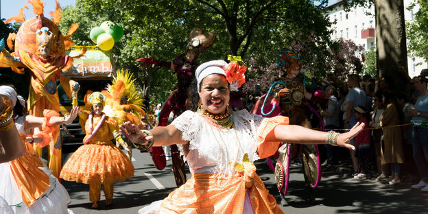 Sambatänzerinnen beim Karneval der Kulturen