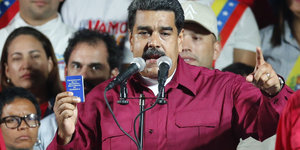 Nicolás Maduro spricht in ein Mikrofon