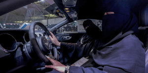 Eine saudische Frau am Steuer eines Autos