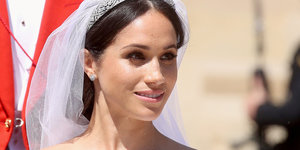Meghan Herzogin von Sussex trägt Brautschleier und lächelt