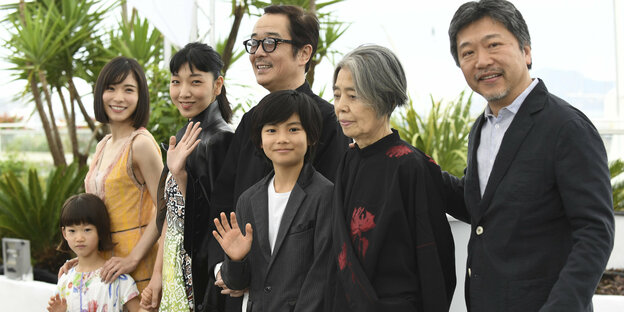 Regisseur Hirokazu Koreeda und seine Schauspielerinnen und Schauspieler