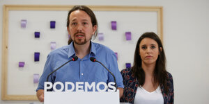 Podemos-Generalsekretär Pablo Iglesias und die Fraktionssprecherin der Partei Irene Montero