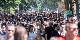 Menschen in Masse beim Karneval der Kulturen