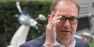 Alexander Dobrindt fasst sich an die Brille