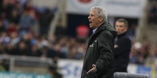 Lucien Favre steht im Stadion und ruft etwas