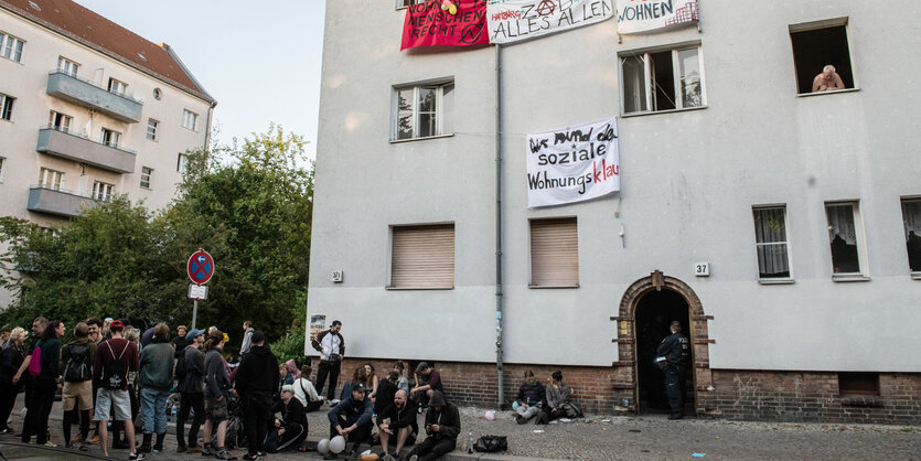 Menschengruppe vor besetzten Haus