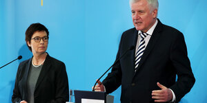 Horst Seehofer steht neben Jutta Cordt