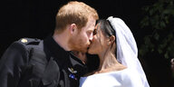 Meghan Markle und Prinz Harry küssen sich