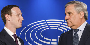 Mark Zuckerberg blickt etwas verkrampft Antonio Tajani an, der ernst zurückschaut