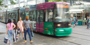 Eine Straßenbahn in der Bremer Innenstadt