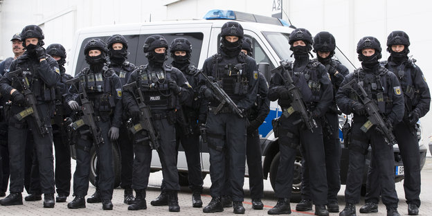 Polizeibeamte in Kampfmontur