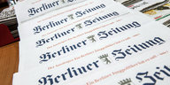 Ausgaben der Berliner Zeitung liegen auf einem Tisch