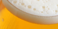 Eine Schaumkrone auf einem Glas Bier