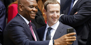 Mark Zuckerberg macht gemeinsam mit Tony Elumelu ein Selfie