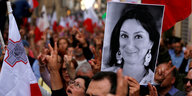 Ein Dmeonstrant hält ein Bild der ermordeten Journalistin Daphne Caruana Gailizia hoch