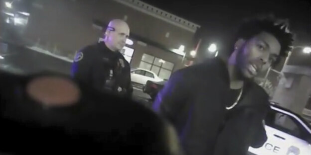 Die Bodycam-Aufnahme zeigt Sterling Brown, der von der Polizei befragt wird