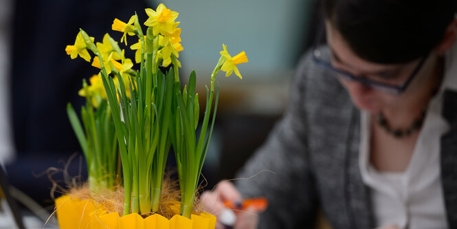 Blumen stehen vor einer Abgeordneten des Landtags in Stuttgart