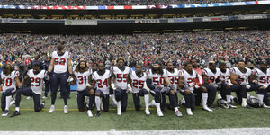 NFL-Spieler knien beim Abspielen der Nationalhymne