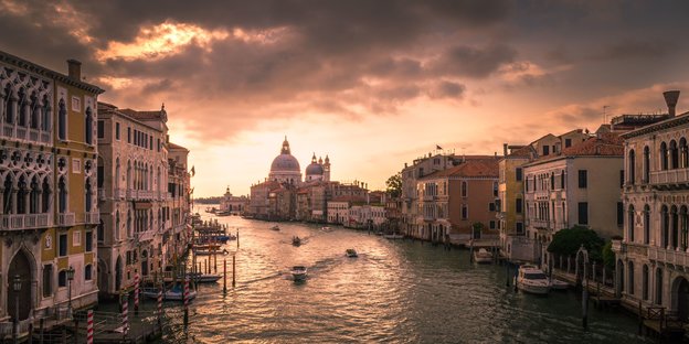 Ein Kanal in Venedig im Sonnenuntergang