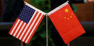 Nebeneinanderhängend: die US-Flagge und die chinesische Fahne