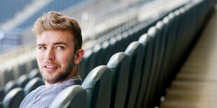 Christoph Kramer sitzt im ansonsten leeren Stadion