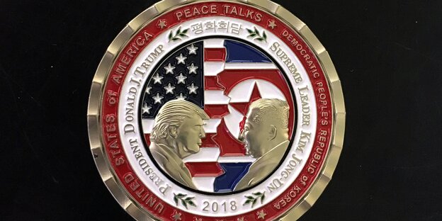 eine Münze mit den Bildern von Trump und Kim Jong-un