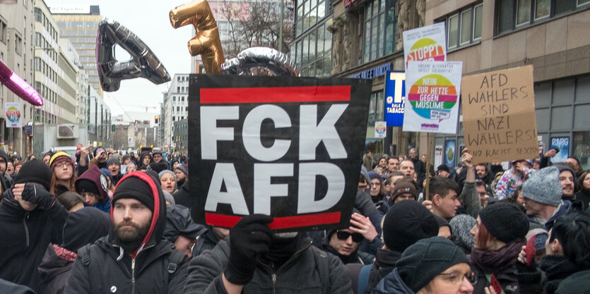 Viele Leute mit Plakaten