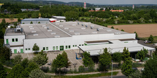 Aufnahme einer großen Lagerhalle von oben