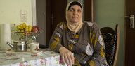 Eine Frau, Ftiem Almousa, sitzt am Küchentisch