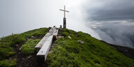 Das Gipfelkreuz auf dem Schafreuter und Balken des zuvor gefällten Kreuzes