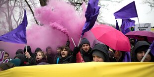 Eine schwarze Fahne weht über einer Demo. Darauf steht: Halte deine Umwelt sauber