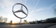Ein übergroßer Mercedes-Stern steht auf einem Firmengelände