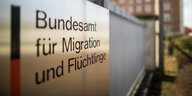 Das Schild des Bundesamtes für Migration und Flüchtlinge