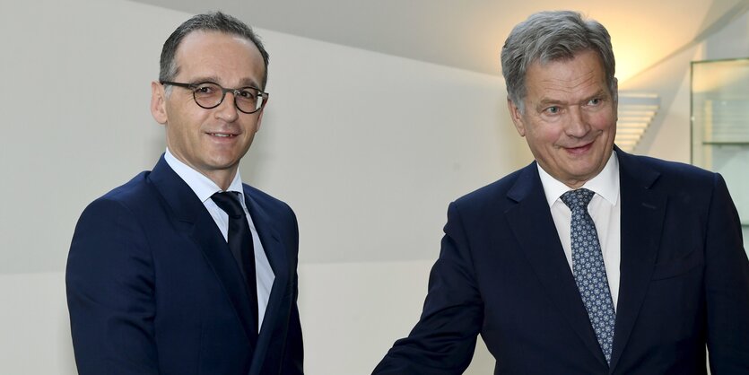 Heiko Maas und Sauli Niinistö reichen sich die Hand