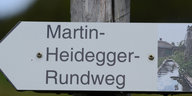 Ein Schild, auf dem "Martin-Heidegger-Rundweg" steht