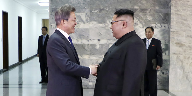 Moon Jae In und Kim Jong Un beim Händeschütteln