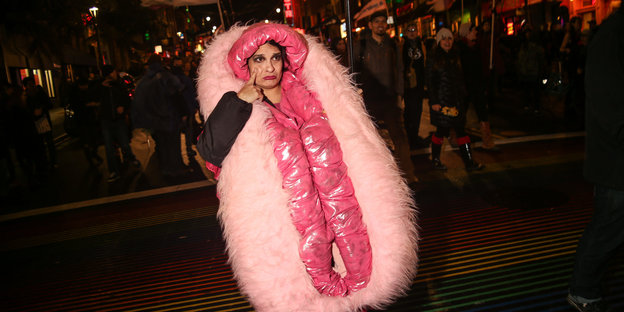 ulie Vanadis läuft bei einer Demonstration gegen US-Präsident Donald Trump in einem Kostüm, dass eine Vagina darstellen soll, am 20.01.2017 in San Francisco.