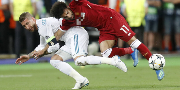 Sergio Ramos und Mohamed Salah im Zweikmpf