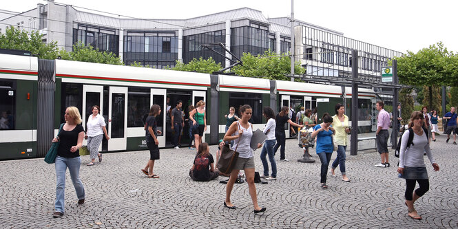 Fahrgäste vor einer Straßenbahn