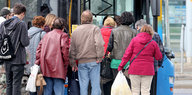 Menschen drängen sich vor einem Bus